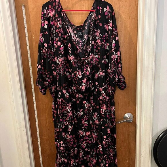 torrid Dresses & Skirts - Size 4(4X) - Torrid - Black and Pink Half Sleeve Midi Dress